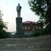 памятник "В.И.Ленин" на заднем плане Художественная школа, Сосновское