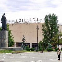 Буйнакск. Памятник Уллубию Буйнакскому и кинотеатр Дагестан, Буйнакск