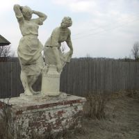 Две молчницы с флягой / The statue of two women with the milk flask, Ершовка