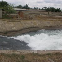 Водопад на канале в Новом Ханаре (с. Султан-янгиюрт) рядом с Кизилюртом, Кизилюрт