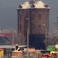 Вид на старую двойную водонапорную башню и памятник Ленину, Тайшет, 21.12.2013, Тайшет