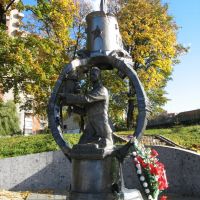 Памятник подводнику Александру Маринеско на берегу пруда Нижний (ранее Schloßteich), Кёнигсберг