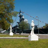 Фрагмент мемориала "Балтийская слава" и ракетный катер Р187 / Fragment of the memorial "the Baltic glory" and the missile boat R187 (09/05/2008), Балтийск