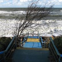 Штормовое море и деревянная лестница на пляж в Зеленоградске., Зеленоградск