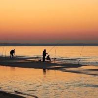 Вечерний лов. Рыбаки на пляже в Зеленоградске после заката., Зеленоградск