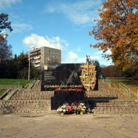 Памятник лётчика эскадрильи Нормандия-Неман на берегу пруда Нижний (ранее Schloßteich), Калининград