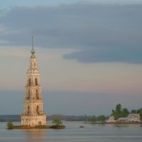 Eglise saint nicolas de Jobnia immergée sur la volga, Kaliazine, Russie, Калязин