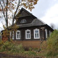 Кимры. Старый деревянный дом на углу ул. Салтыкова-Щедрина и Никитина, Кимры