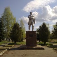 Памятник Порфирию Петровичу Конакову перед вокзалом, Конаково