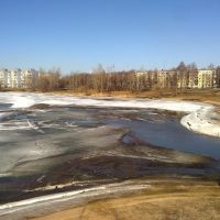 Залив в начале апреля. По берегам лежит лед, оставшийся после спада уровня воды, Конаково