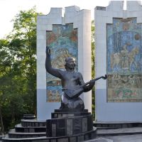 Памятник, посвящённый сказителям-джангарчи, воспевающих эпос «Джангар», Элиста