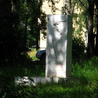 "Слава павшим героям" - памятник на месте бывшего захоронения советских солдат, умерших от ран в госпитале, располагавшемся в ДК, Сегежа