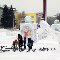 снежный городок, кормление голубей на площади г.Белово (03-02-2011), Белово