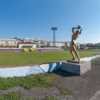 Статуя на стадионе «Шахтёр», вид слева, июнь 2013, Прокопьевск