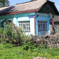 В этом доме в период с 1948 по 2000 год проживали мой дед Сафоново И.Б. и бабушка Лазаревич Л.В. (фото от июня 2012 г.), Тайга