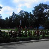 View to the boulevard. Monument to Maxim Gorky. July 2013. / Вид на бульвар. Памятник М.Горькому. Июль 2013., Ахтырский