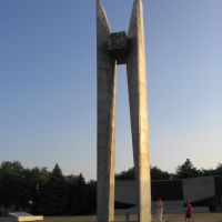 Мемориал памяти жителей Ейска, павших в годы двух войн XX столетия (в простонародье - "прищепка"), Ейск