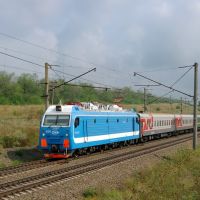 Electric locomotive EP1M-688 with train near Orlovka stopping plathform, Калинино