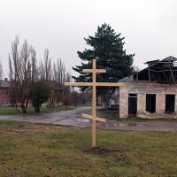 Крест на территории больницы, Крымск