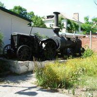 Трактор у музея, Приморско-Ахтарск