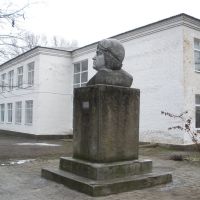 СШ№1, памятник Ляпидевскому, Старощербиновская