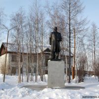 Владимир Ильич радуется весеннему полярному солнцу в городе Игарка, Игарка