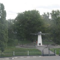 Памятник самолёту (вид из поезда), Грязи