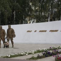 Памятник  погибшим лётчикам липецкого авиацентра С. М. Шерстобитову и Л. А. Кривенкову, Липецк