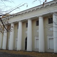 Один из боковых корпусов (предположительно, оранжерея, 1802) усадьбы Пехра-Яковлевская, выполненный в стиле ампир..., Балашиха
