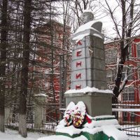 Monument to Lenin at the main building of Volokolamsk Spinning and Weaving Mill, Высоковск