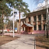 Школа 25 и обелиск "памяти погибших 9-ти классников 1941г." на  улице "Опаленной Юности", Ильинский