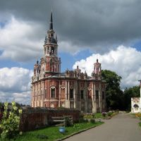 Никольский собор, высокое здание в псевдоготическом стиле, строительство с 1779 по 1812 года. Можайск, Можайск