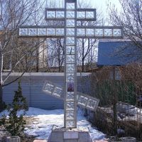 Стеклянный крест, Новобратцевский