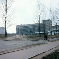 Пущино весной 1985 года. Вид с почтампта на дом АБ-1 и гостиница "Пущино"., Пущино