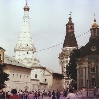 Sergyev Posad (Zagorsk): The Pilgrim Tower in the middle - 1990, Сергиев Посад