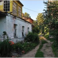 Старый дворик с любопытными котами..., Боровичи