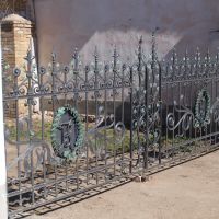 Ограда возле музея, Боровичи