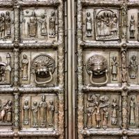 Романские Бронзовые ворота Софийского собора. Old Bronze Gates, Новгород