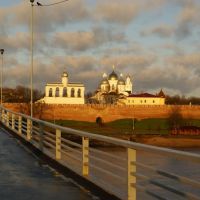 г. Великий Новгород, вид на Кремль с пешеходного моста.., Новгород