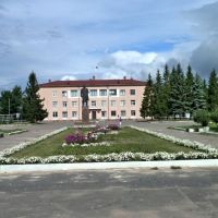 Памятник Ленину и здание администрации, Чудово