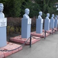 Бюсты искитимцев, героев Великой Отечественной Войны (рядом с городским музеем), ноябрь 2008, Искитим