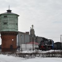 Водонапорная башня и паровоз Эм740-28 в Марьяновке, Марьяновка