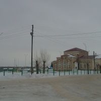 Старинная церковь (ныне дом детского творчества, на переднем плане новый стадион "Юность"), Пономаревка