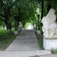 Лестница каменных скульптур в Суксунском парке, Суксун