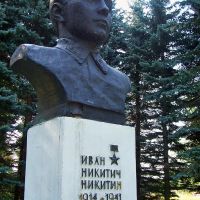 Памятник Ивану Никитину, Гдов