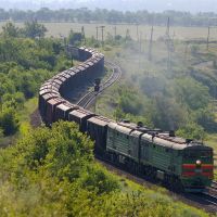 Diesel locomotive 2TE10MK-3270 with cargo train near Kakichev, Аютинск