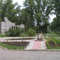 парк "40 лет ВЛКСМ" слева фундамент здания которого уже сейчас нет., Жигулевск