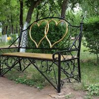 Приволжье-скамейка влюблённых в парке у храма, Приволжье