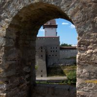 Нарвская крепость через бойницу, Ивангород