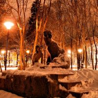 Приозерск. Памятник Маугли (ночью, да ещё и зимой.. брр:)), Приозерск